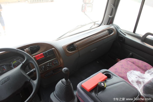 江淮 格尔发A5系列中卡 150马力 4X2 厢式载货车(HFC5131XXYK2R1HT)(亮剑者II中卡)驾驶室图（39/64）