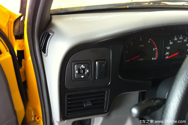 庆铃五十铃 TF系列 2.8L柴油 四驱 双排皮卡驾驶室图（3/12）