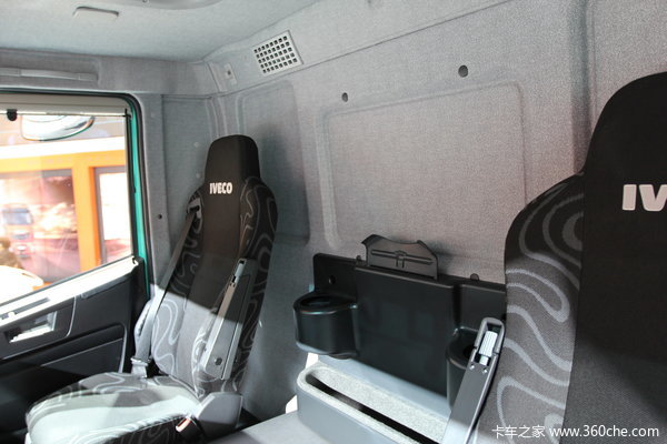 依维柯 New Trakker系列重卡 500马力 8X4 自卸车驾驶室图（30/36）