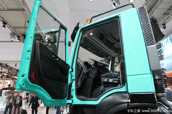 依维柯 New Trakker系列重卡 500马力 8X4 自卸车驾驶室图（29/36）