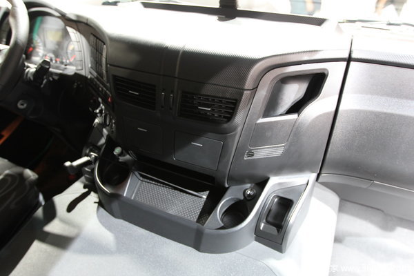 依维柯 New Trakker系列重卡 500马力 8X4 自卸车驾驶室图（27/36）