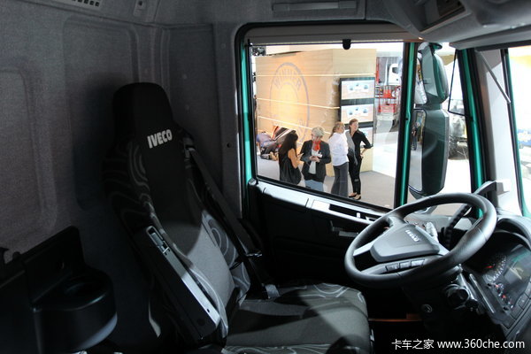 依维柯 New Trakker系列重卡 500马力 8X4 自卸车驾驶室图（25/36）