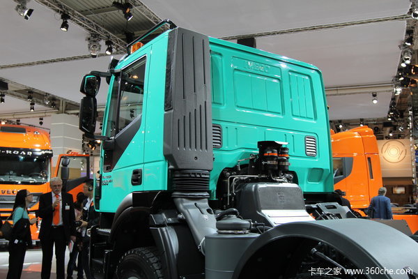 依维柯 New Trakker系列重卡 500马力 8X4 自卸车外观图（17/30）