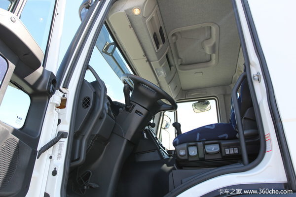 依维柯 Trakker系列重卡 450马力 8X4 自卸车驾驶室图