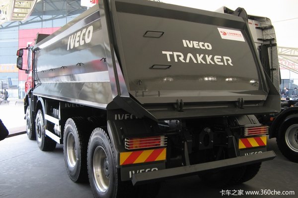 依维柯 Trakker系列重卡 500马力 8X4 自卸车外观图（3/7）