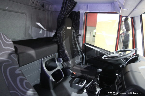 依维柯 New Trakker系列重卡 500马力 8X4 自卸车驾驶室图（3/36）