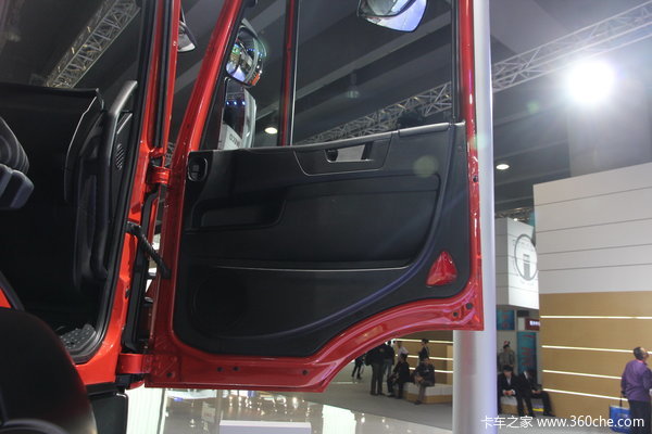依维柯 New Trakker系列重卡 500马力 8X4 自卸车驾驶室图（2/36）