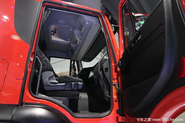依维柯 New Trakker系列重卡 500马力 8X4 自卸车驾驶室图