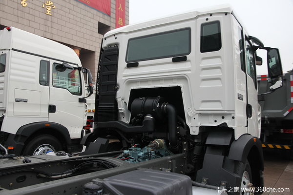 中国重汽 HOWO T5G重卡 210马力 4X2 载货车(底盘)(ZZ1167H451GD2/H6B7M)外观图（14/20）