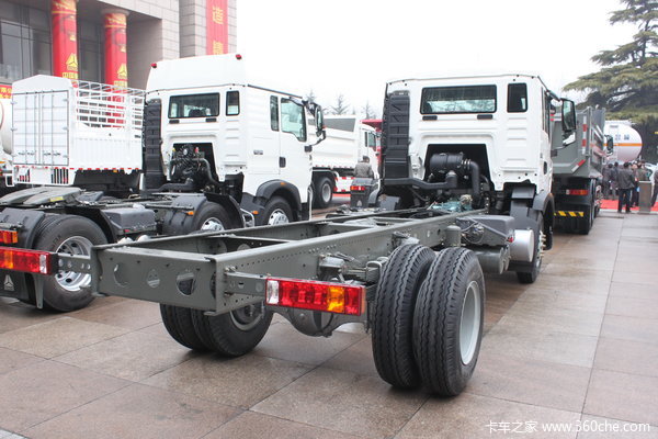 中国重汽 HOWO T5G重卡 210马力 4X2 载货车(底盘)(ZZ1167H451GD2/H6B7M)外观图（4/20）
