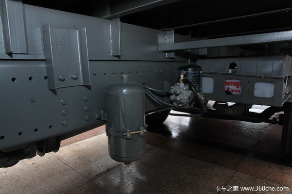 中国重汽 HOWO T5G重卡 310马力 6X2 仓栅载货车(ZZ5257CCYN56CGD1)底盘图（9/14）