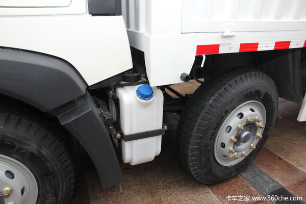 中国重汽 HOWO T5G重卡 310马力 6X2 仓栅载货车(ZZ5257CCYN56CGD1)底盘图（6/14）