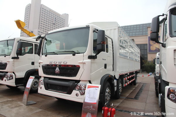 中国重汽 HOWO T5G重卡 310马力 6X2 仓栅载货车(ZZ5257CCYN56CGD1)外观图（2/15）
