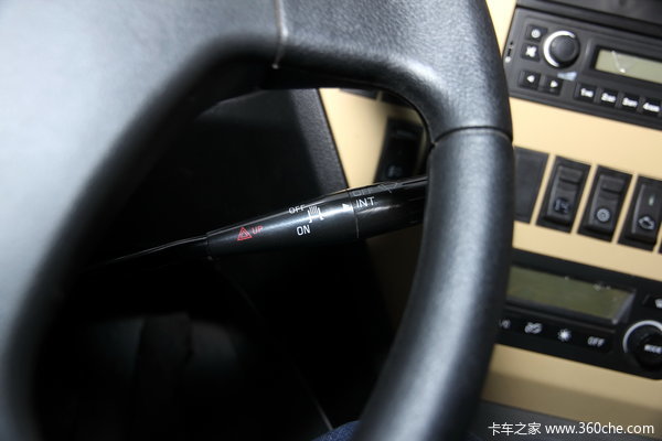 中国重汽 豪瀚重卡 300马力 6X4 自卸车(ZZ3255M3846C1)驾驶室图（13/19）