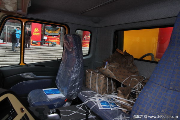 中国重汽 豪瀚重卡 300马力 6X4 自卸车(ZZ3255M3846C1)驾驶室图（7/19）