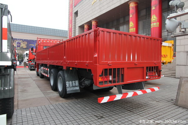 中国重汽 豪瀚J7B 300马力 8X4 栏板载货车(ZZ1315M4666C1)外观图（5/6）