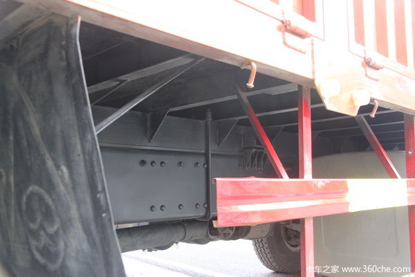 联合卡车U340 标载型 340马力 8X4 仓栅载货车(SQR5310CCYD6T6)底盘图（3/14）