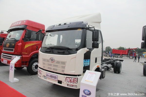 解放 J6L中卡 220马力 4X2 厢式载货车(CA5160XXYP62K1L5A2E4)(底盘)外观图（2/8）