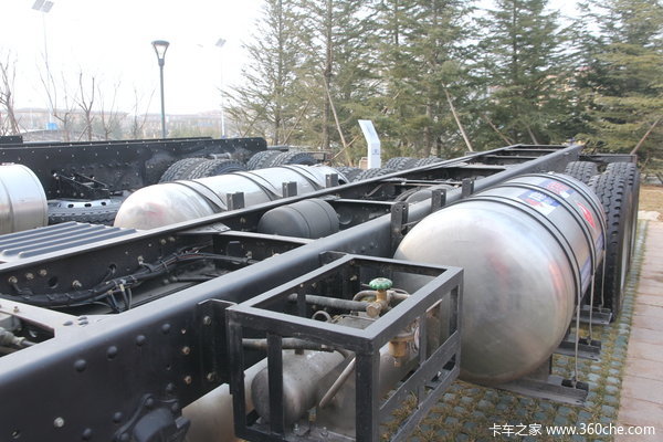 青岛解放 途V重卡 280马力 8X4 LNG排半栏板载货车(CA1313P2K15L7T4NA80)底盘图（4/6）