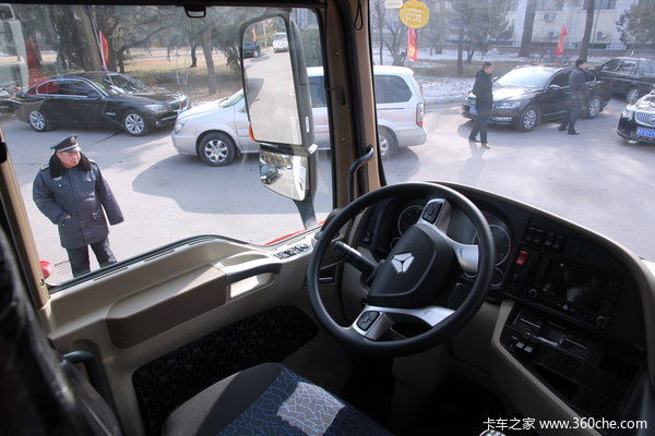 中国重汽 SITRAK C5H重卡 280马力 8X4 厢式载货车(ZZ5316XXYM466GD1)驾驶室图（10/23）