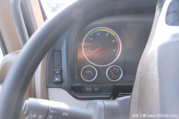 中国重汽 SITRAK C5H重卡 280马力 8X4 厢式载货车(ZZ5316XXYM466GD1)驾驶室图（2/23）