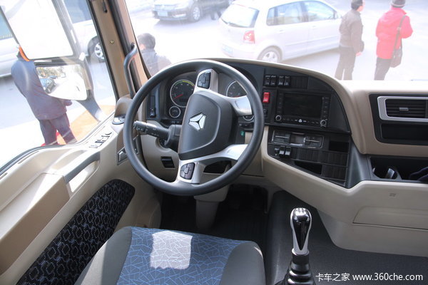 中国重汽 SITRAK C5H重卡 280马力 8X4 厢式载货车(ZZ5316XXYM466GD1)驾驶室图