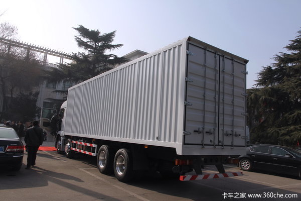 中国重汽 SITRAK C5H重卡 280马力 8X4 厢式载货车(ZZ5316XXYM466GD1)上装图（2/3）