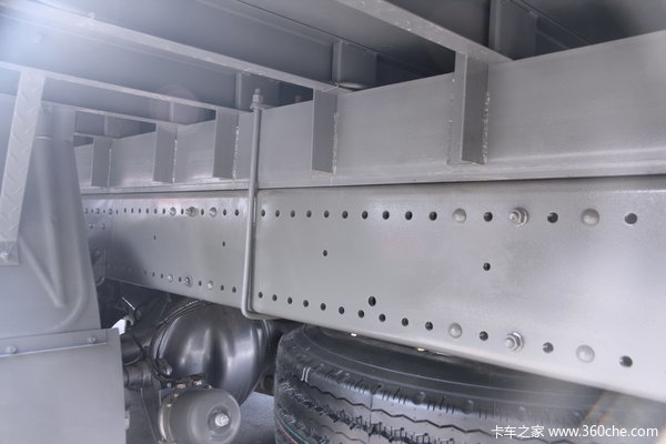 中国重汽 SITRAK C5H重卡 280马力 8X4 厢式载货车(ZZ5316XXYM466GD1)底盘图（14/18）