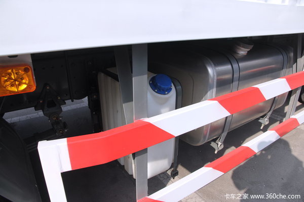 中国重汽 SITRAK C5H重卡 280马力 8X4 厢式载货车(ZZ5316XXYM466GD1)底盘图（6/18）