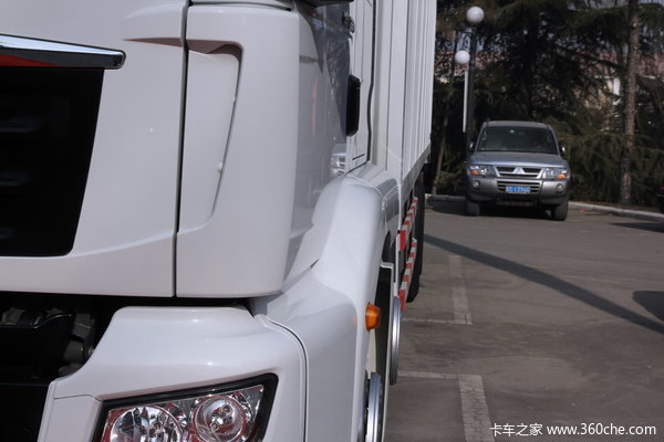 中国重汽 SITRAK C5H重卡 280马力 8X4 厢式载货车(ZZ5316XXYM466GD1)外观图（7/8）