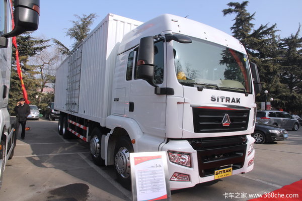 中国重汽 SITRAK C5H重卡 280马力 8X4 厢式载货车(ZZ5316XXYM466GD1)外观图（2/8）