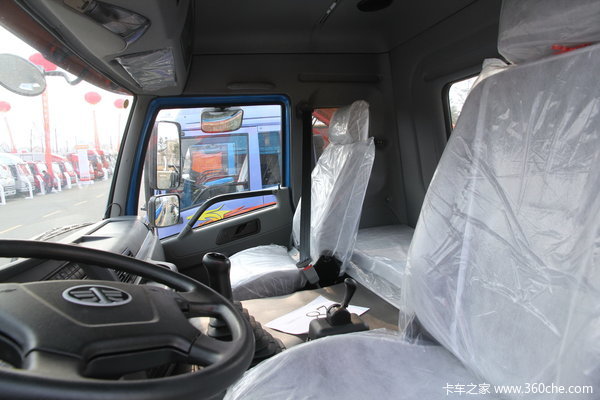 青岛解放 陆V中卡 4X2 160马力 载货车(底盘)(CA5167XXYP1K2L2EA80-1)驾驶室图（7/9）