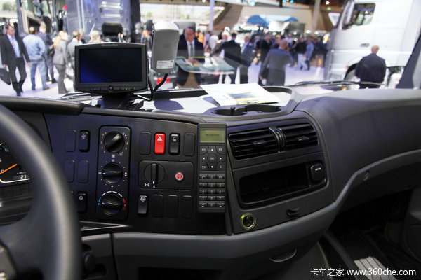 奔驰 Atego中卡 238马力 4X2 厢式载货车(型号1224)驾驶室图（7/13）