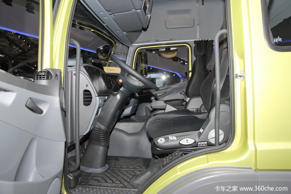 奔驰 Atego中卡 238马力 4X2 厢式载货车(型号1224)驾驶室图（3/13）