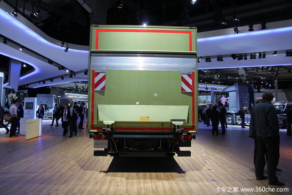 奔驰 Atego中卡 238马力 4X2 厢式载货车(型号1224)外观图（3/3）