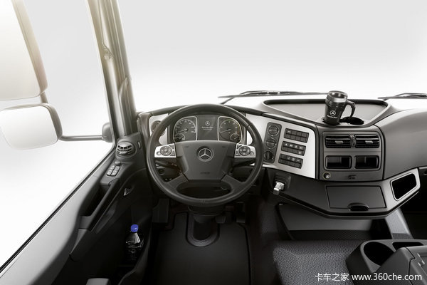 奔驰 新Atego中卡 270马力 4X2 厢式载货车(型号1227)驾驶室图（4/12）