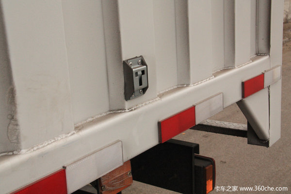 东风 天锦中卡 185马力 4X2 厢式载货车(DFL5120XXYB13)上装图（7/11）