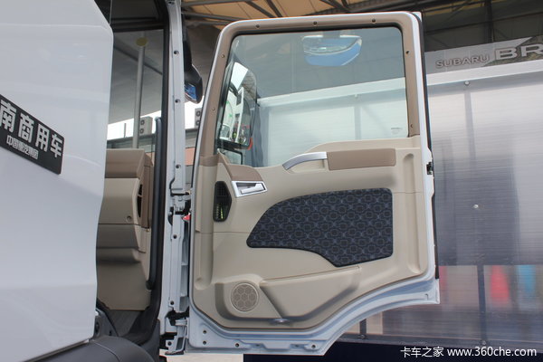 中国重汽 SITRAK C5H重卡 180马力 4X2 载货车底盘(ZZ1166G451GD1)驾驶室图