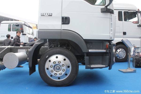 中国重汽 SITRAK C5H重卡 180马力 4X2 载货车底盘(ZZ1166G451GD1)外观图（8/18）