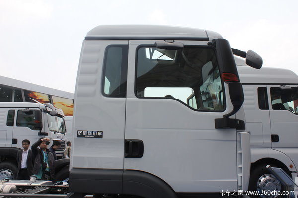 中国重汽 SITRAK C5H重卡 180马力 4X2 载货车底盘(ZZ1166G451GD1)外观图（7/18）