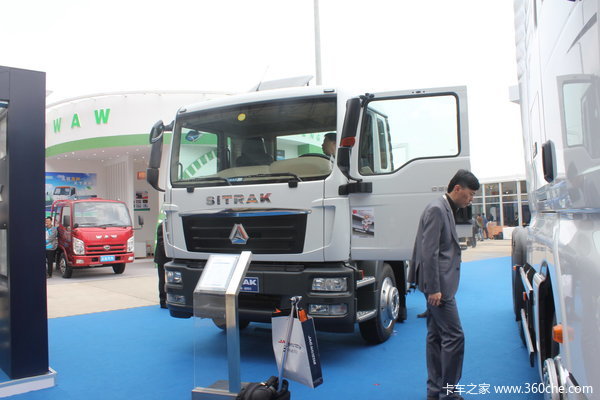 中国重汽 SITRAK C5H重卡 180马力 4X2 载货车底盘(ZZ1166G451GD1)外观图（2/18）
