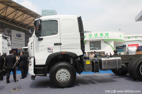 中国重汽 HOWO T7H重卡 360马力 6X4 自卸车(底盘)(ZZ3257N384MD1)外观图（7/17）