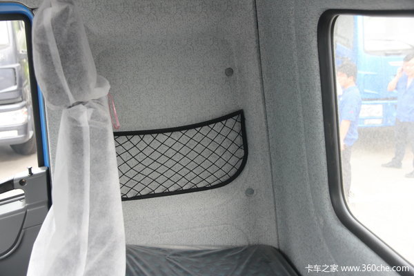 青岛解放 龙V中卡 160马力 4X2 载货车(底盘)(CA1161PK2L2EA80)驾驶室图（18/25）