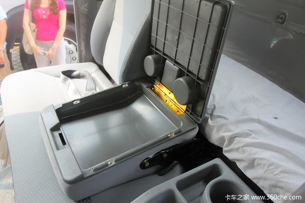 中国重汽 HOWO中卡 154马力 4X2 载货车(底盘)(ZZ1087F381CD183)驾驶室图（9/23）