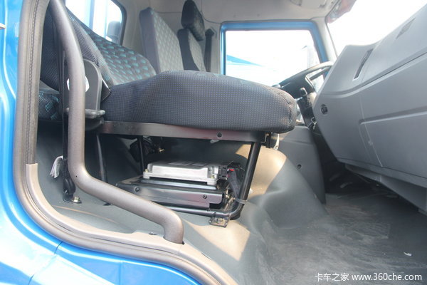 青岛解放 龙V中卡 160马力 4X2 排半栏板载货车(CA1168PK2L2E4A80)驾驶室图（23/29）