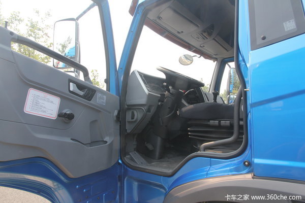 青岛解放 龙V中卡 160马力 4X2 排半栏板载货车(CA1168PK2L2E4A80)驾驶室图（2/29）