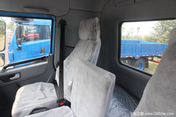 青岛解放 龙V中卡 140马力 4X2 载货车(底盘)(CA5168XXYPK2L2EA80-1)驾驶室图（8/12）