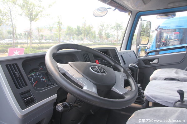 青岛解放 龙V中卡 140马力 4X2 载货车(底盘)(CA5168XXYPK2L2EA80-1)驾驶室图