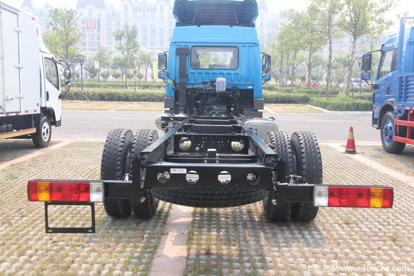 青岛解放 龙V中卡 140马力 4X2 载货车(底盘)(CA5168XXYPK2L2EA80-1)外观图（5/7）