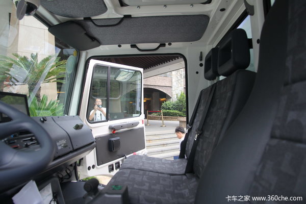 奔驰 Unimog系列 220马力 4X4 越野救护车(型号U4000)驾驶室图（52/58）